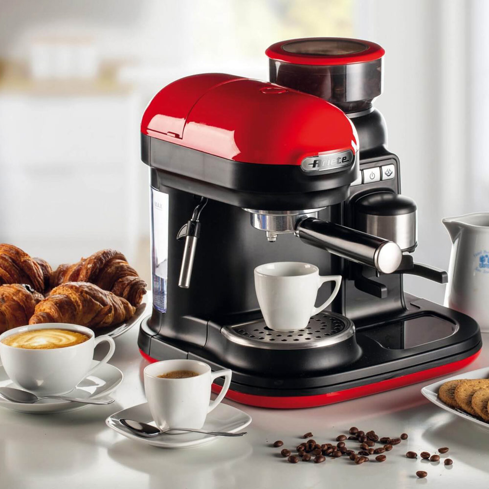 Espresso machine met geïntegreerde koffiemolen