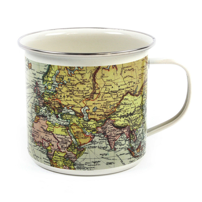 Retro mok creme met gedetailleerde vintage wereldkaart