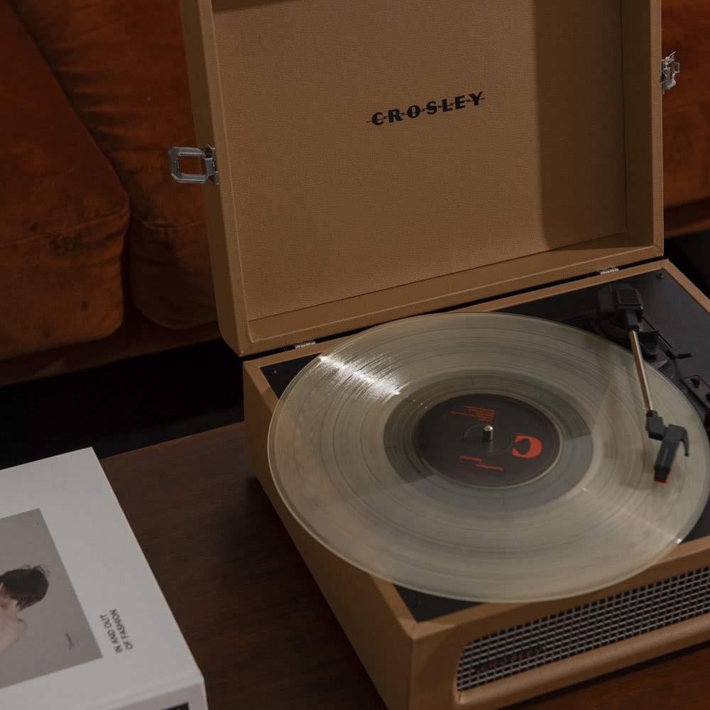 Crosley Voyager retro platenspeler tan Crosley Voyager retro platenspeler tan