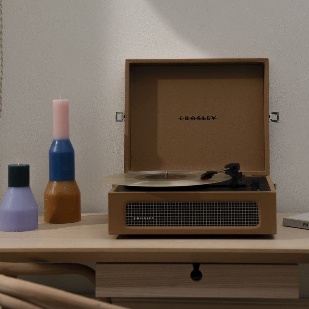 Crosley Voyager retro platenspeler tan Crosley Voyager retro platenspeler tan
